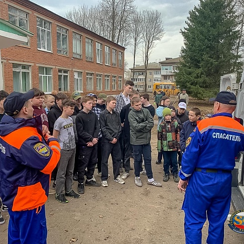 Школьники из Суздальского района Владимирской области узнали об оснащении автомобиля аварийно-спасательного формирования