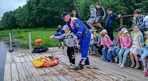 Спасатели владимирского РОССОЮЗСПАСа на водоеме в поселке Мелехово провели занятие с детьми по спасению утопающих