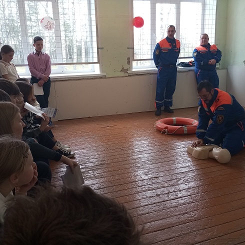 Владимирские спасатели провели занятие по безопасности для учащихся Вахромеевской школы