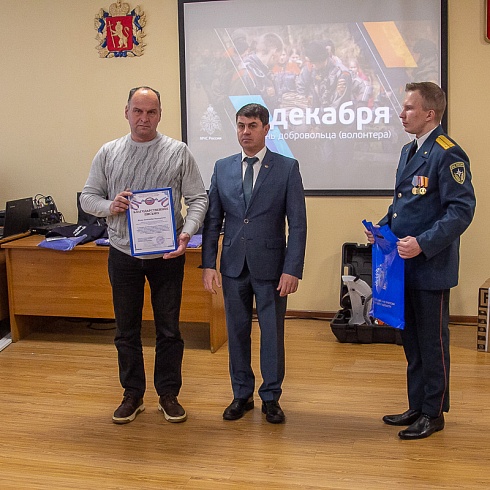Председатель Совета владимирского РОССОЮЗСПАСа Николай Зацепин наградил пожарных добровольцев