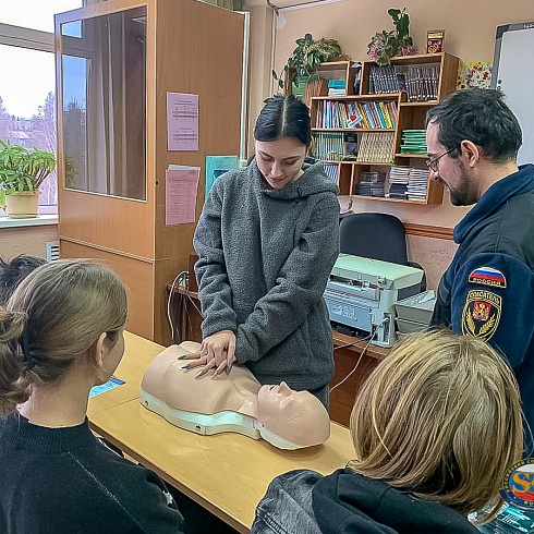 Во Владимире спасатели АСФ провели занятие со студентами индустриального колледжа по спасению утопающих и оказанию первой помощи