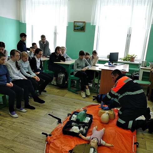 Спасатели РОССОЮЗСПАСа Владимирской области провели урок первой помощи в Серебровской школе Камешковского района.