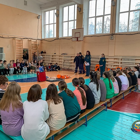 Во Владимире ученикам школы № 7 спасатели АСФ и сотрудники ГИМС провели мастер-класс по спасению утопающих и оказанию первой помощи