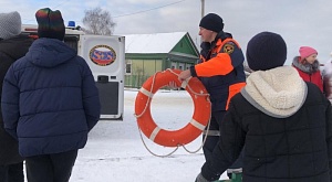 Спасатели РОССОЮЗСПАСа провели занятие по безопасности на воде со школьниками на берегу Кукушкиного пруда г. Ковров