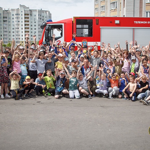 Во Владимире 270 ребят из спортивного и школьного лагеря познакомились с работой пожарных и спасателей