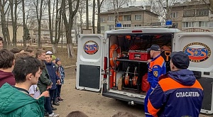 Школьники из Суздальского района Владимирской области узнали об оснащении автомобиля аварийно-спасательного формирования