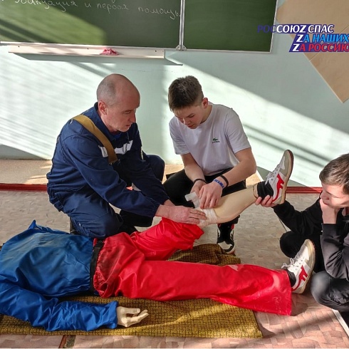 В Международный день Гражданской обороны спасатели Марий Эл провели открытый урок ОБЖ для студентов