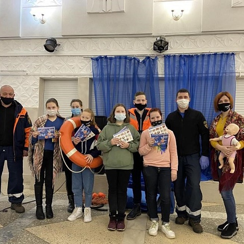 Спасатели РОССОЮЗСПАС Владимирской области рассказали старшеклассникам, как реанимировать младенцев.