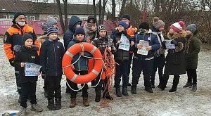 пасатели РОССОЮЗСПАСа Владимирской области провели занятия по безопасности на льду с жителями поселка Мирный Камешковского района