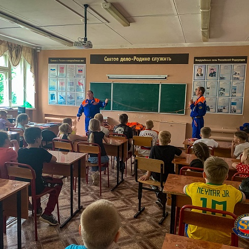 Спасатели владимирского РОССОЮЗСПАСа объяснили детям в школьном лагере в поселке Сокол, как вести себя у водоема