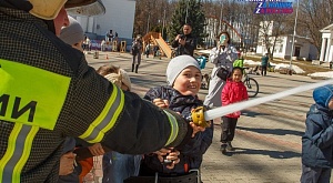На «Едином Дне здоровья» детям показали оборудование спасателей РОССОЮЗСПАСа