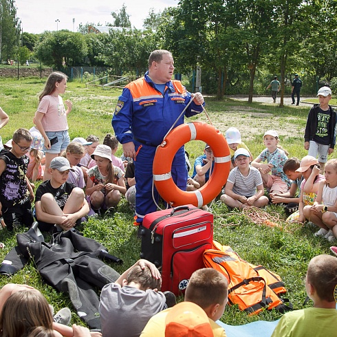 Во Владимире 270 ребят из спортивного и школьного лагеря познакомились с работой пожарных и спасателей